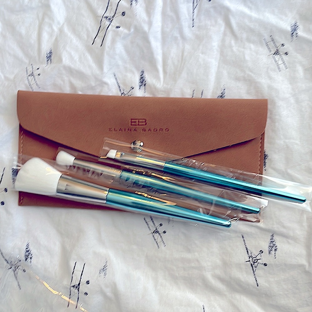 Elaina Badro Babyblues brush set NIB